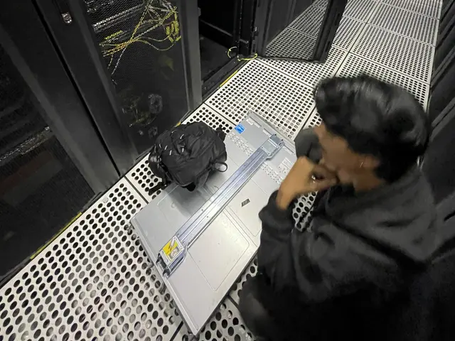 Pengecekan perangkat di ruang server