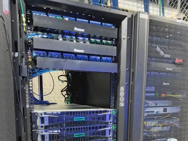 Rak server & perangkat penyimpanan